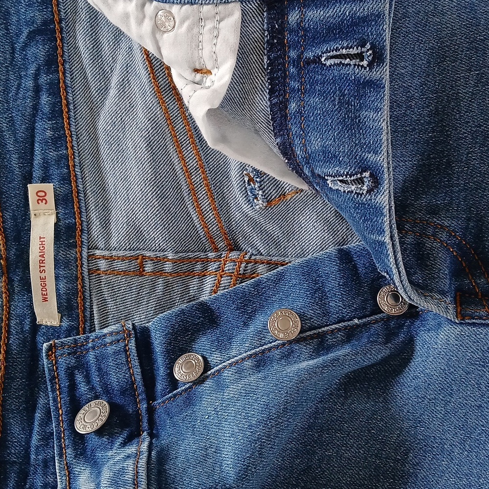 Levi's Button Wedgie Straight 30